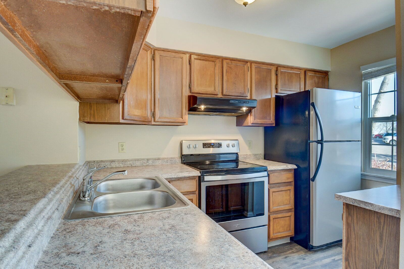 Comfortable 2-Bedroom Townhome with Private Courtyard and Updated Flooring property image