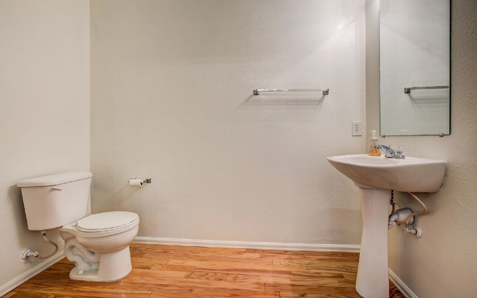 Modern 2-Bedroom Condo with Central A/C and Detached Garage property image