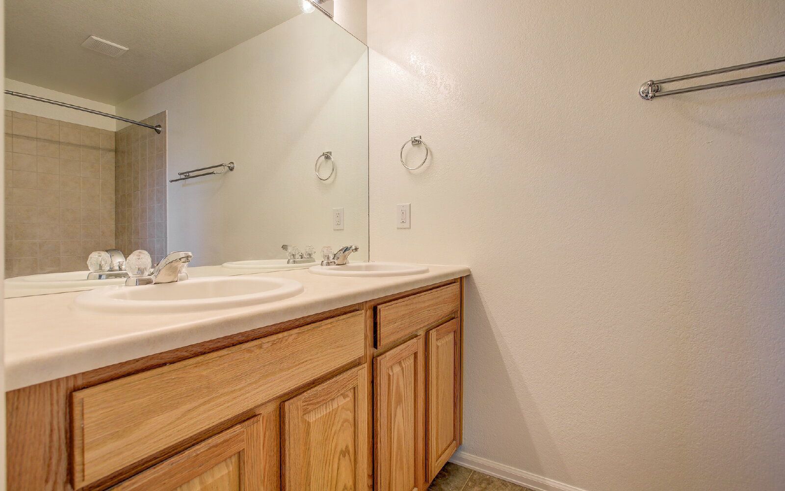 Modern 2-Bedroom Condo with Central A/C and Detached Garage property image