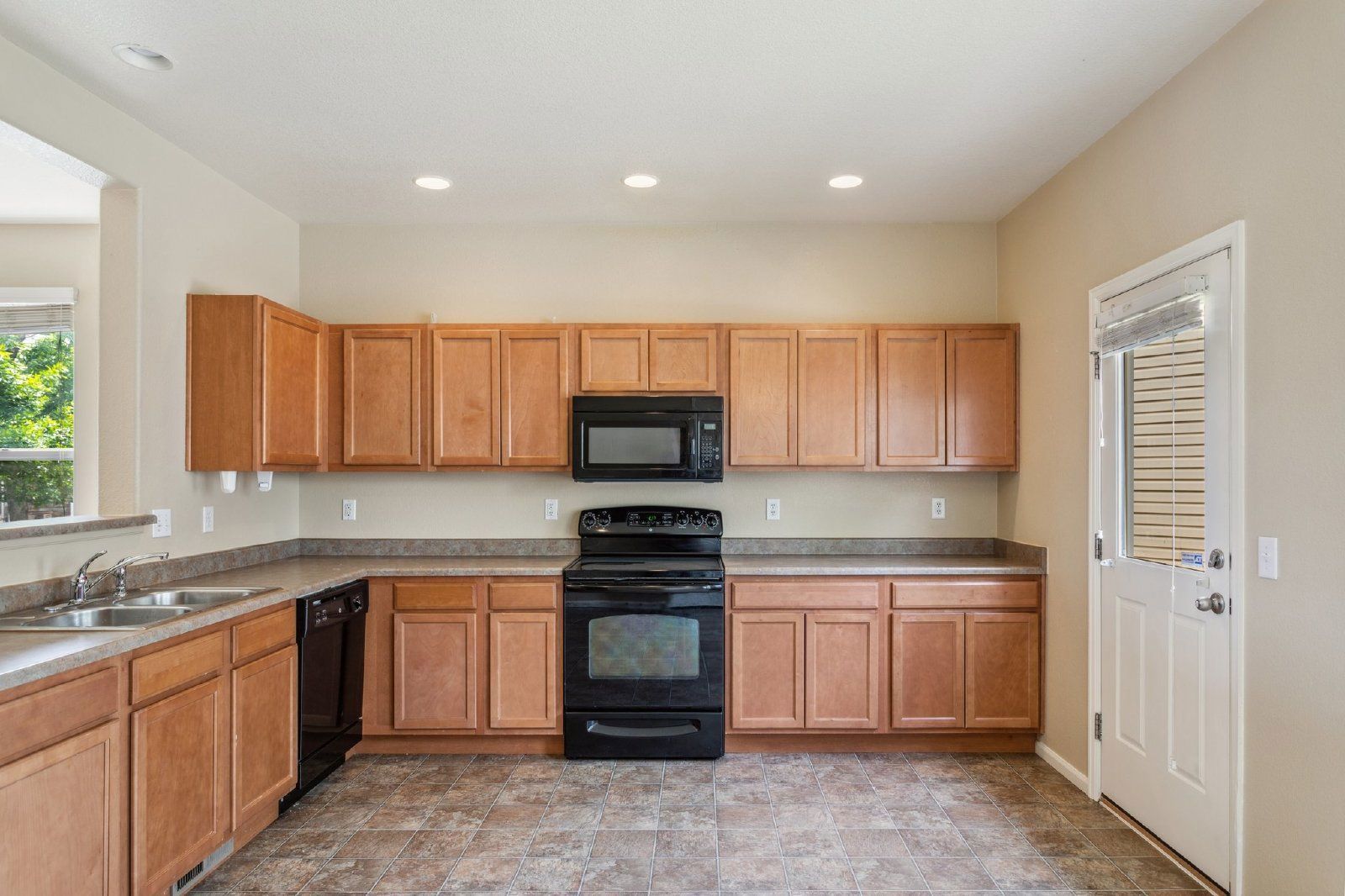 Well-Maintained 3-Bedroom Townhome with Central A/C and Open Layout property image