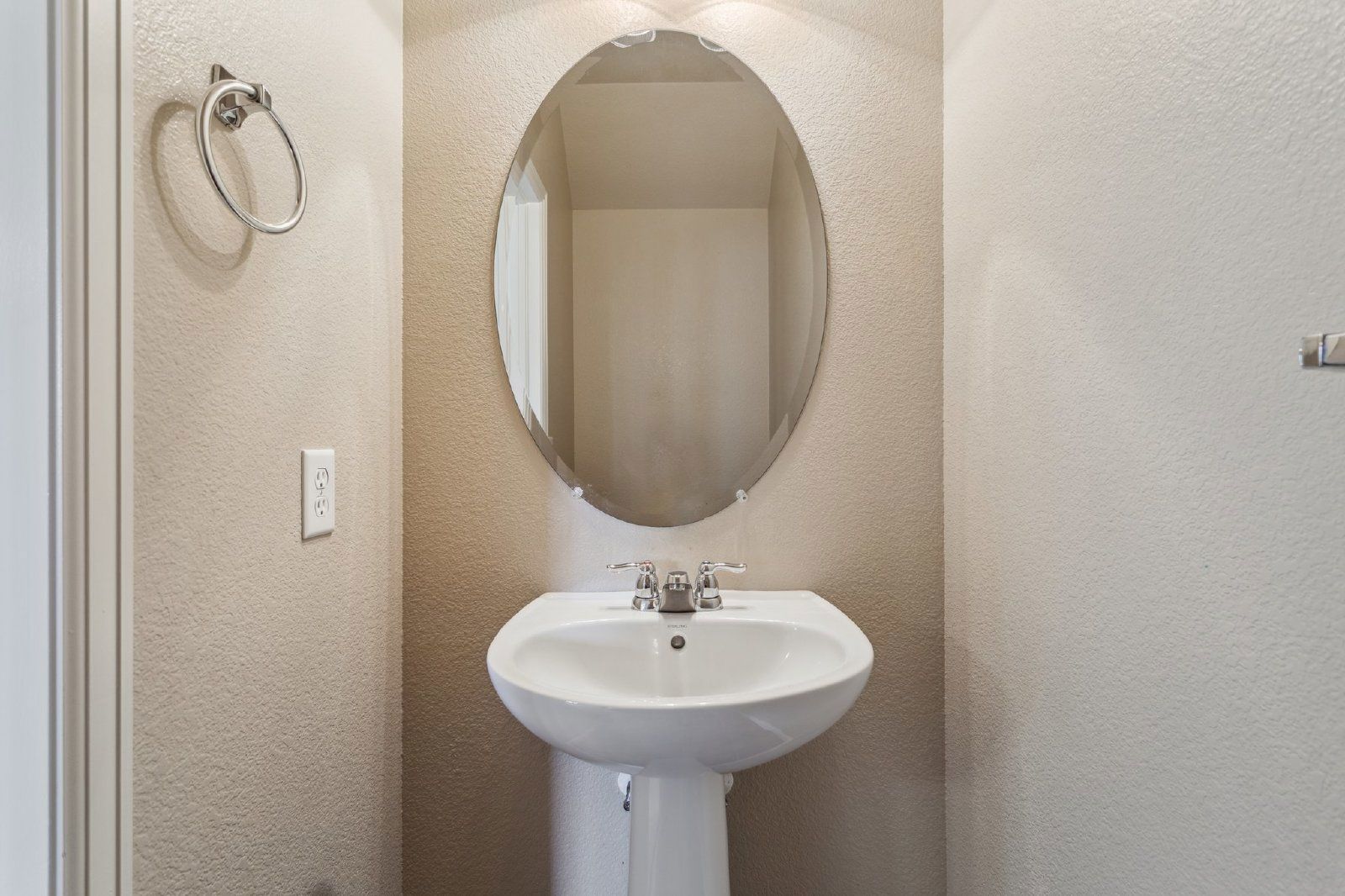 Well-Maintained 3-Bedroom Townhome with Central A/C and Open Layout property image