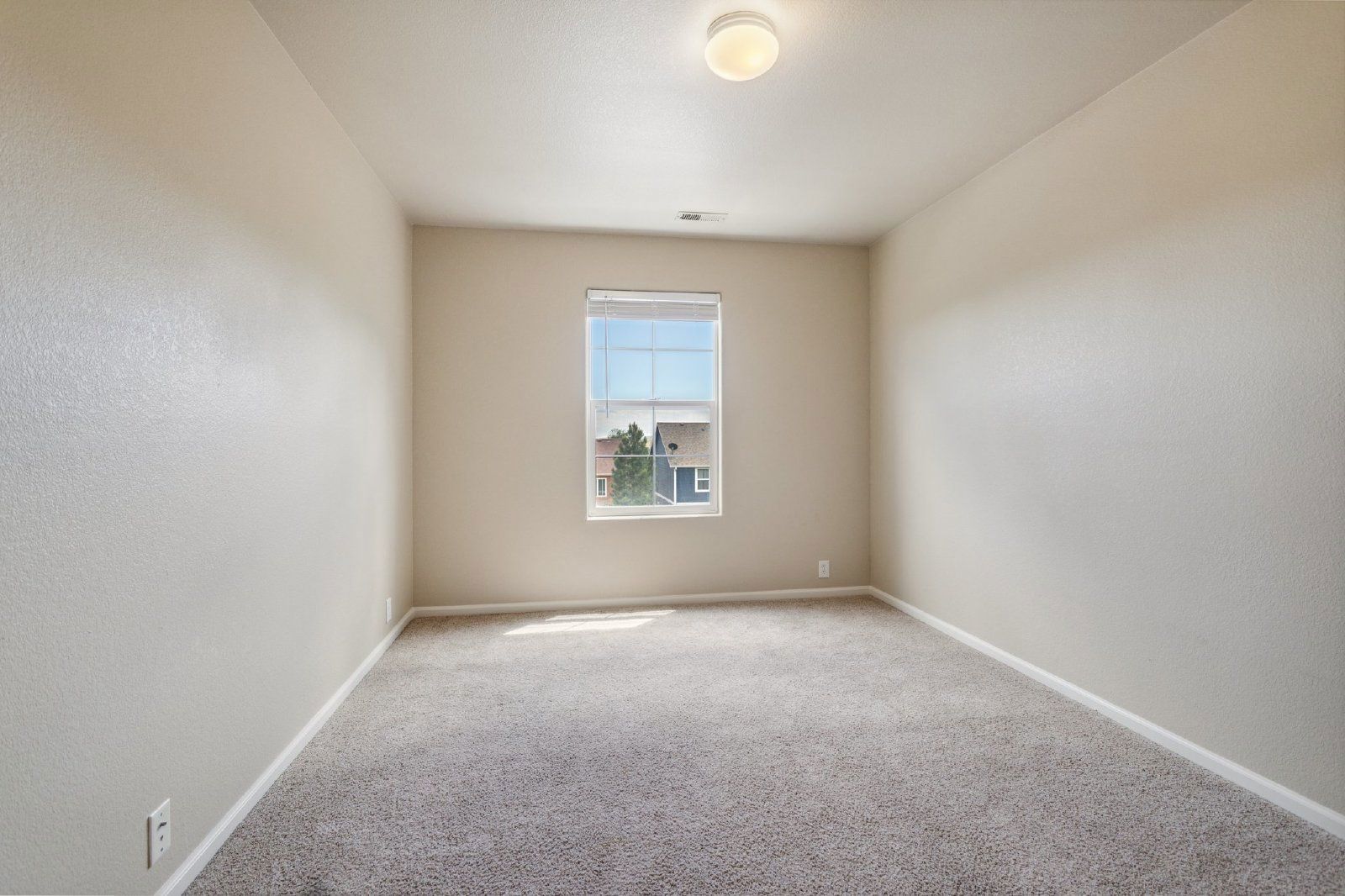 Well-Maintained 3-Bedroom Townhome with Central A/C and Open Layout property image