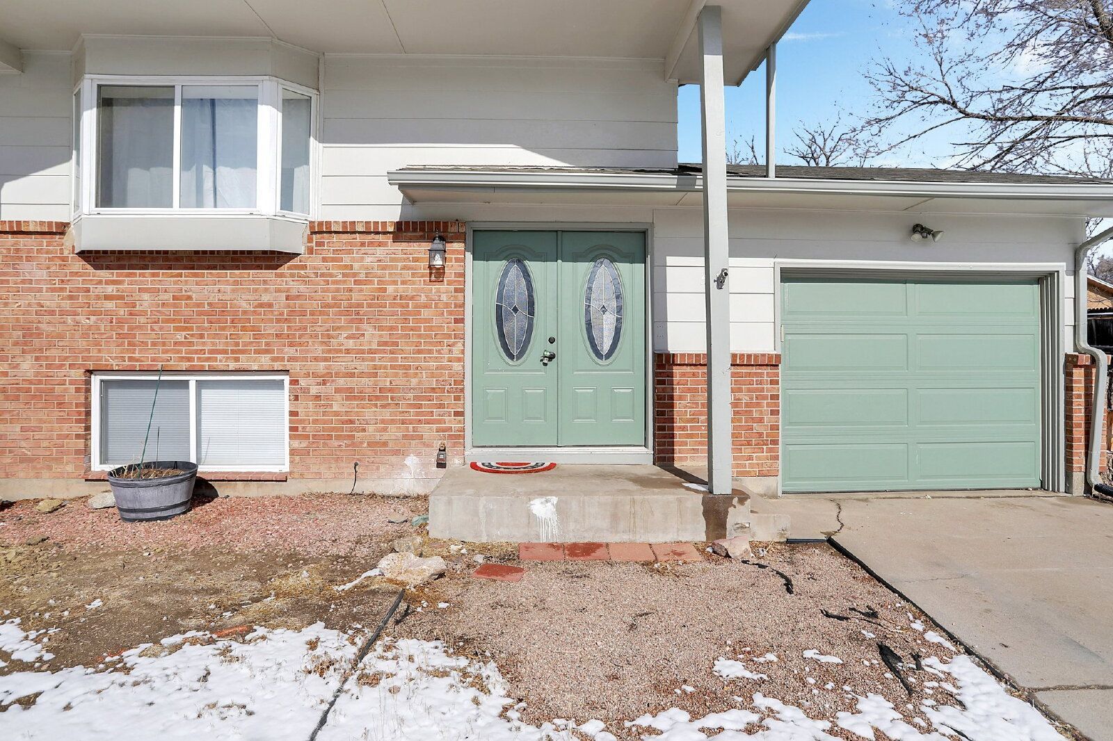 Spacious 4-Bedroom Bi-Level Home with Mountain Views and Convenient Location property image