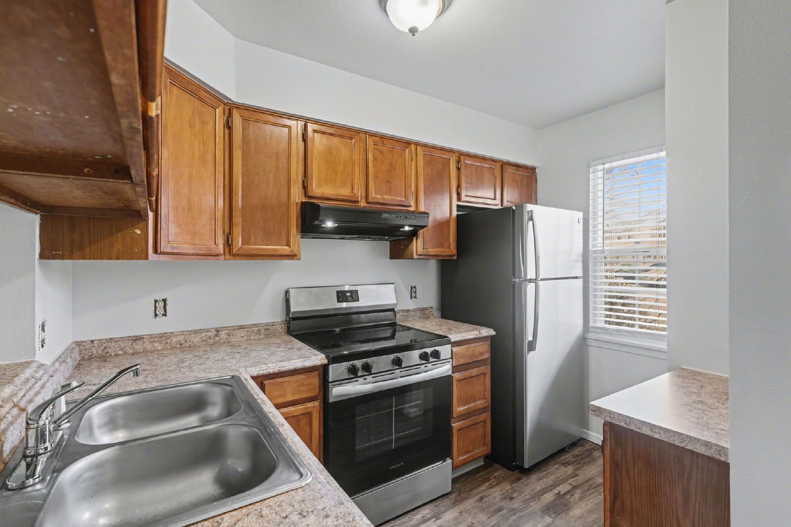 Comfortable 2-Bedroom Townhome with Private Courtyard and Updated Flooring property image