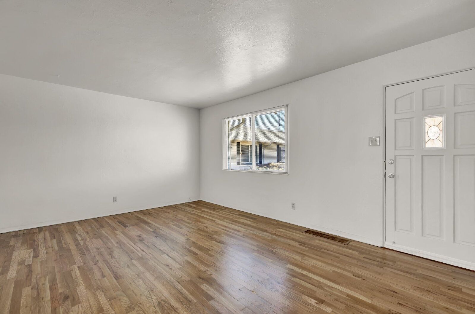 Updated 2-Bedroom Apartment Near Downtown with In-Unit Laundry property image