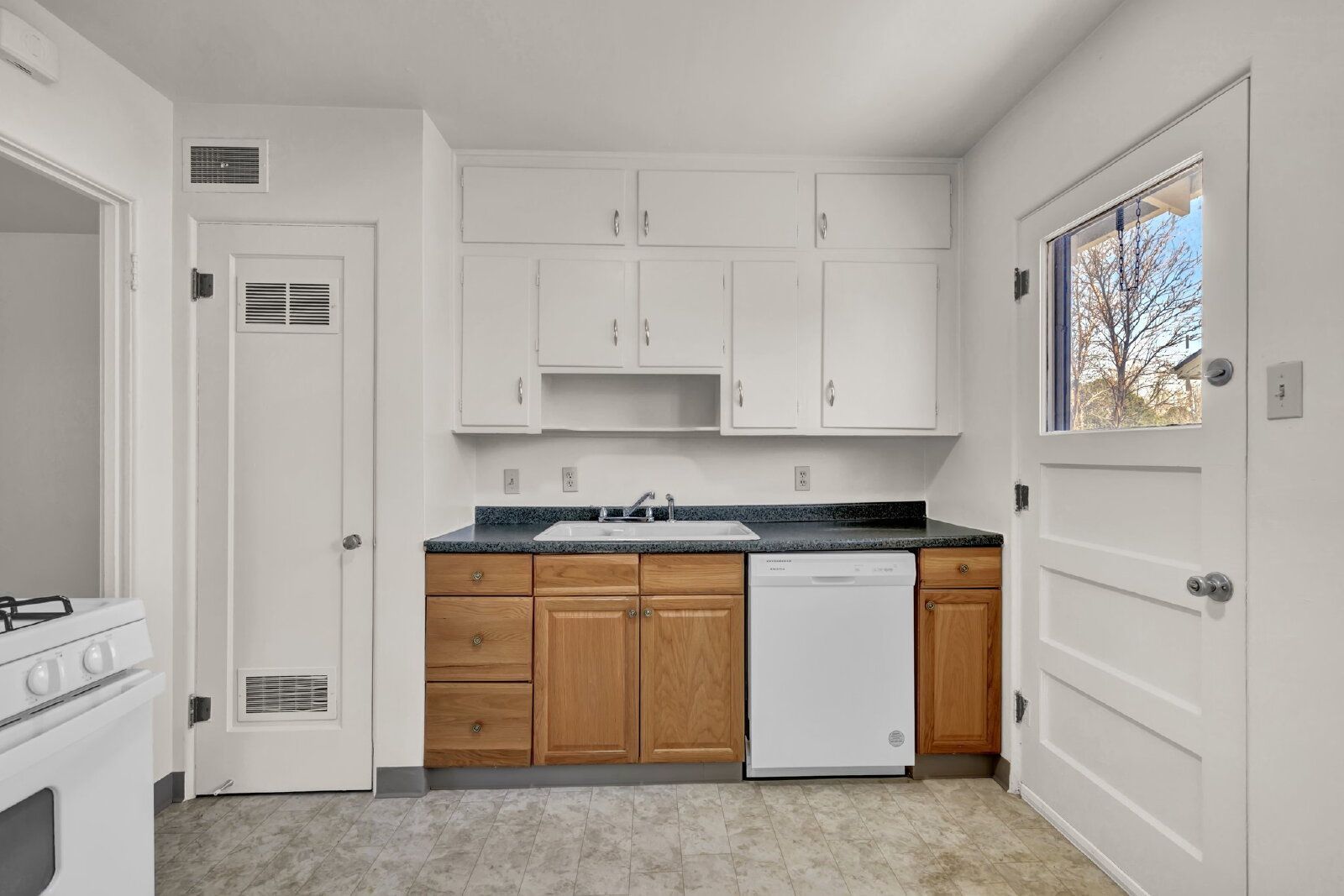 Updated 2-Bedroom Apartment Near Downtown with In-Unit Laundry property image