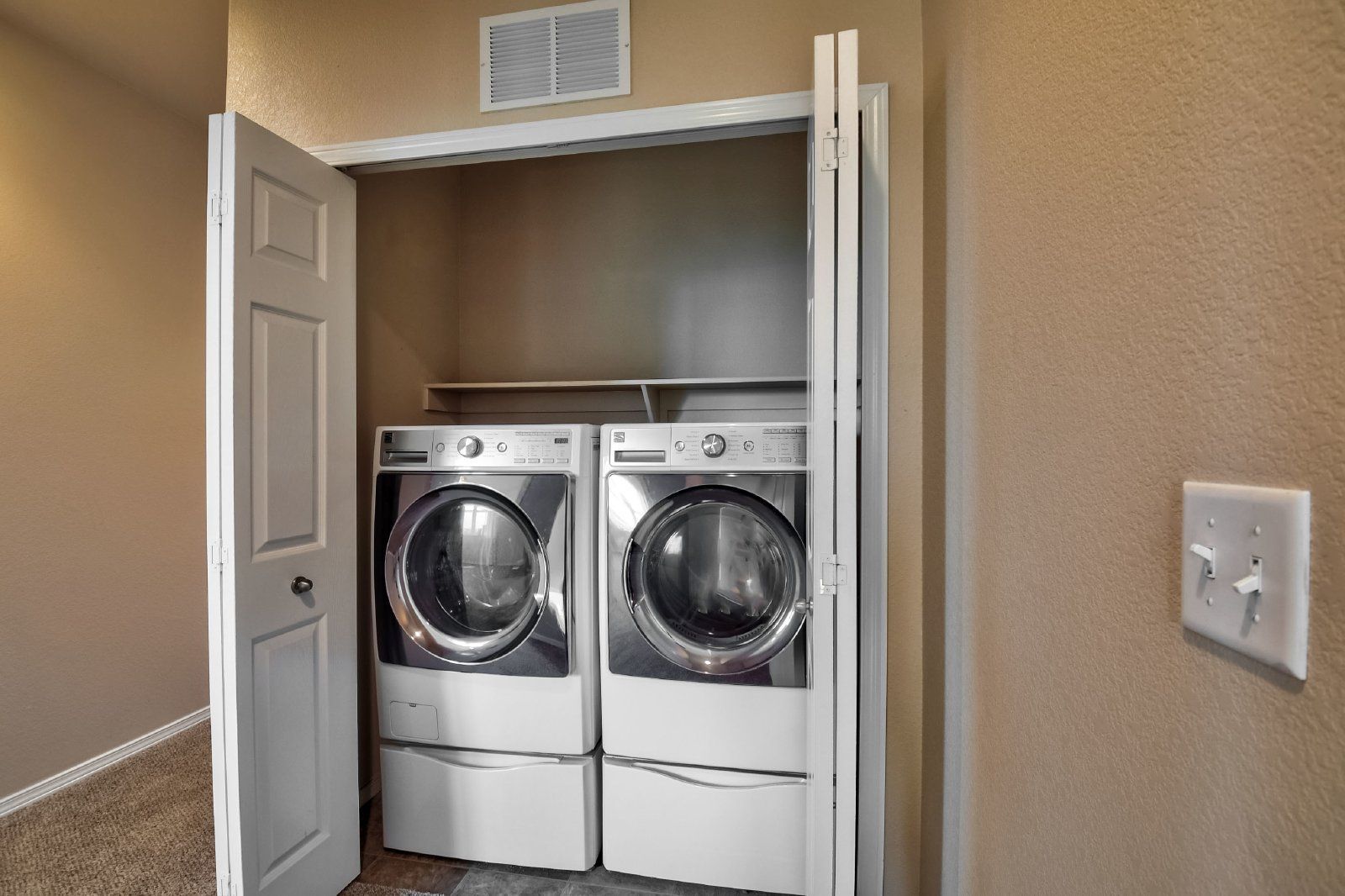 Immaculate 3-Bedroom Townhome with Stainless Steel Appliances and Attached Garage Near Peterson SFB property image