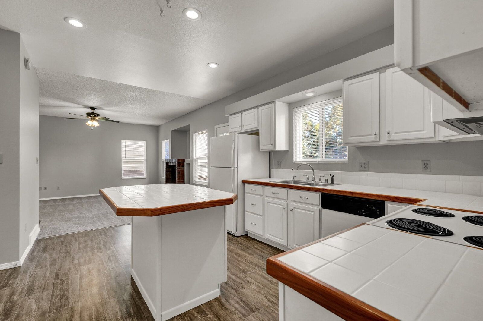 Spacious 3-Bedroom Home in the Fairfax Neighborhood with 2-Car Garage and Stainless Steel Appliances property image