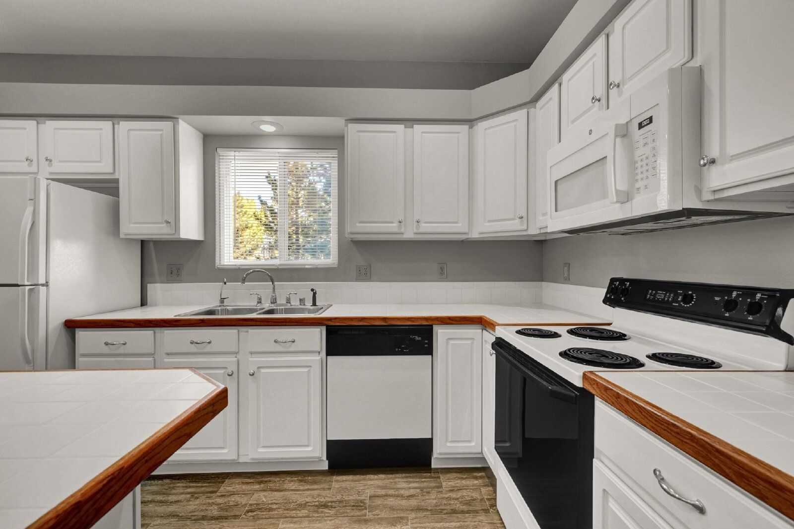 Spacious 3-Bedroom Home in the Fairfax Neighborhood with 2-Car Garage and Stainless Steel Appliances property image