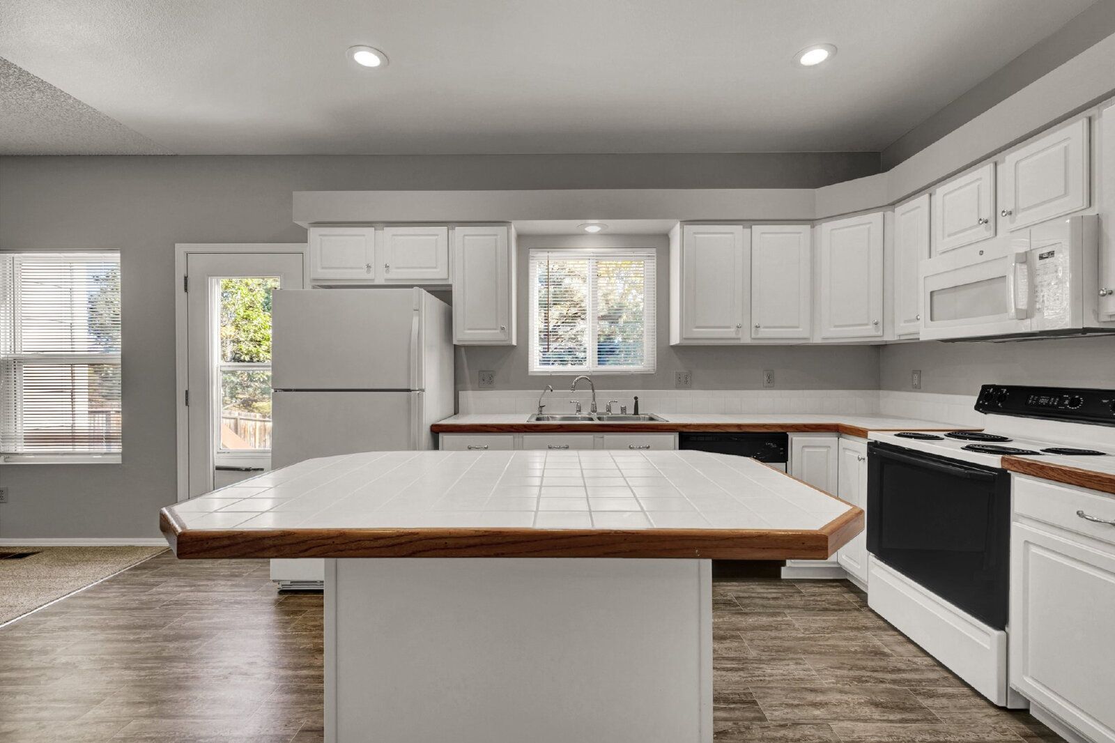 Spacious 3-Bedroom Home in the Fairfax Neighborhood with 2-Car Garage and Stainless Steel Appliances property image