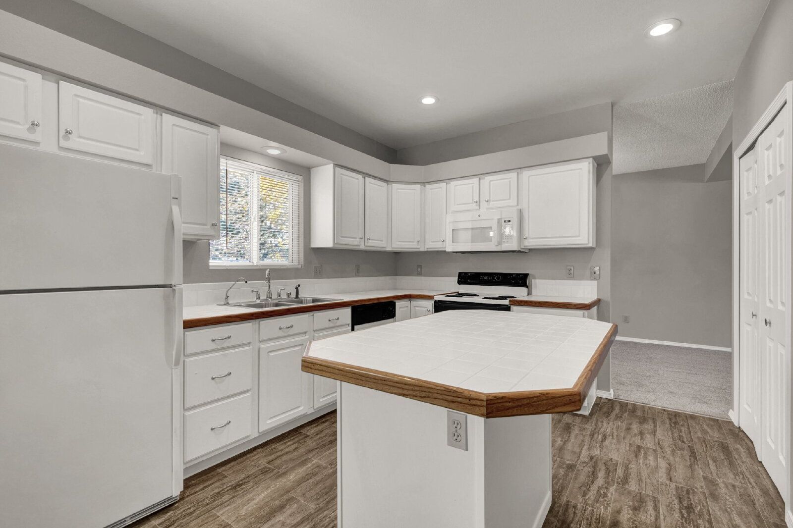 Spacious 3-Bedroom Home in the Fairfax Neighborhood with 2-Car Garage and Stainless Steel Appliances property image