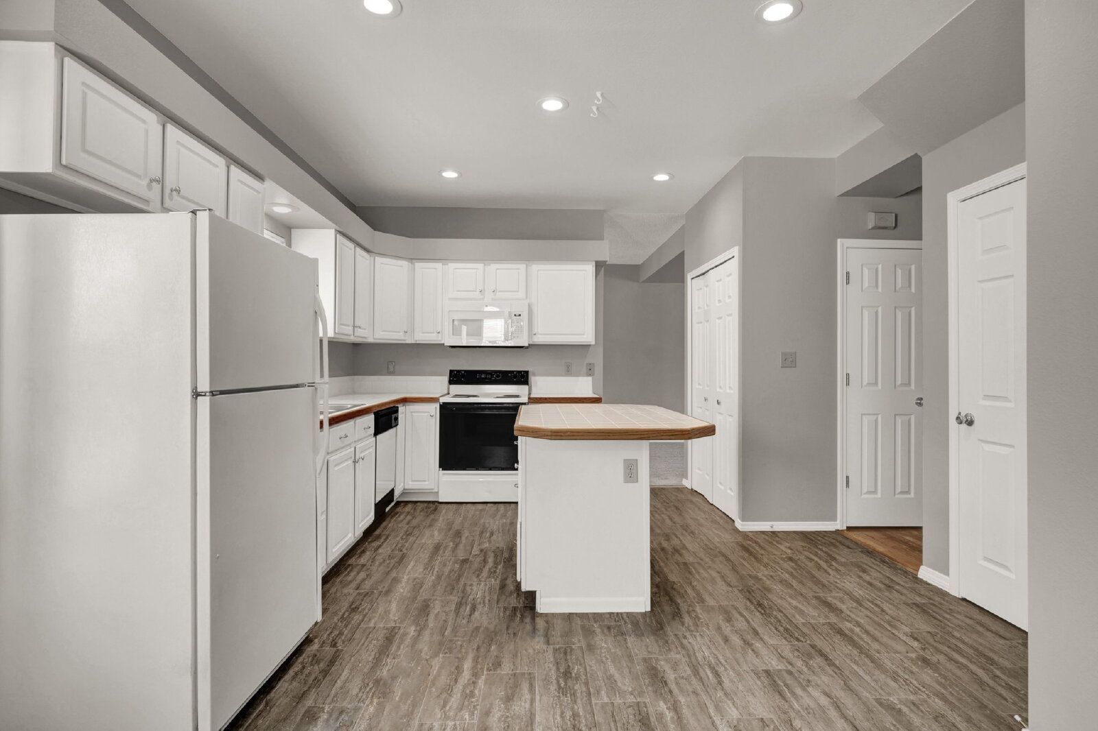Spacious 3-Bedroom Home in the Fairfax Neighborhood with 2-Car Garage and Stainless Steel Appliances property image