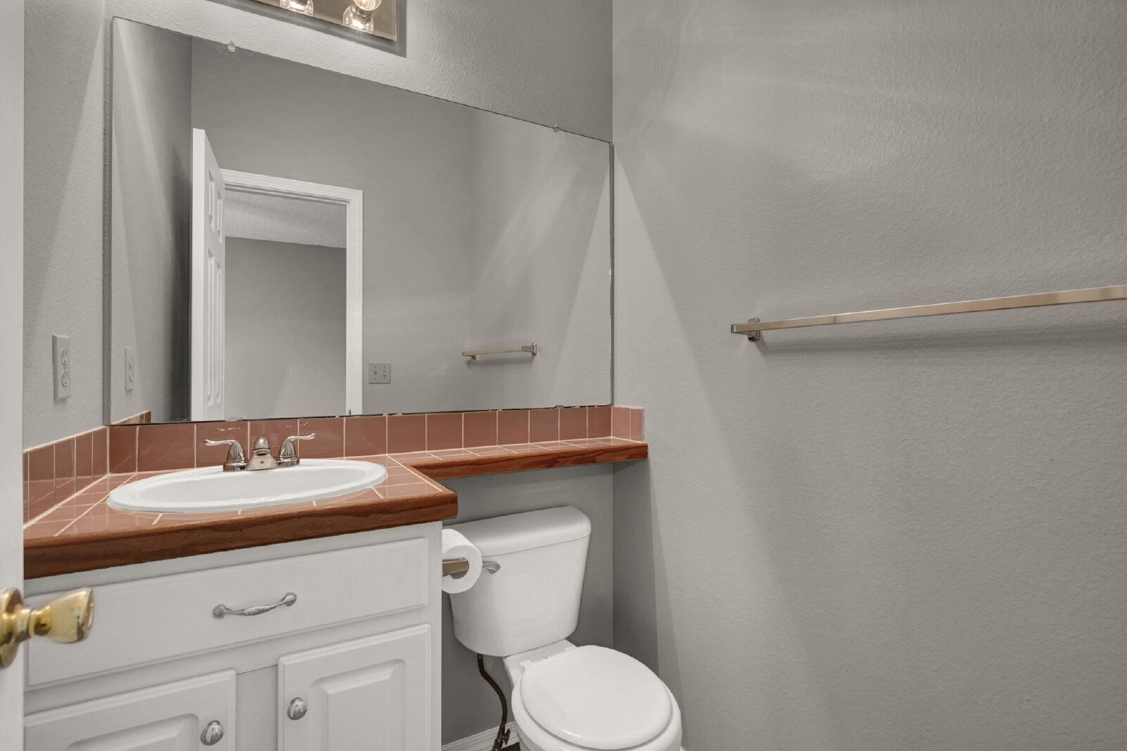 Spacious 3-Bedroom Home in the Fairfax Neighborhood with 2-Car Garage and Stainless Steel Appliances property image