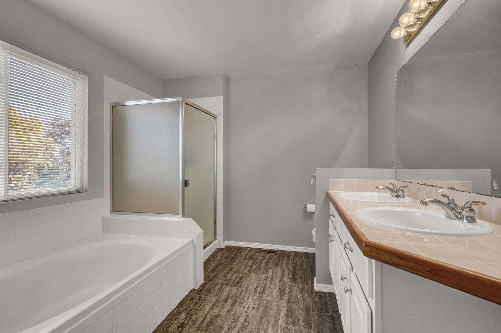 Spacious 3-Bedroom Home in the Fairfax Neighborhood with 2-Car Garage and Stainless Steel Appliances property image