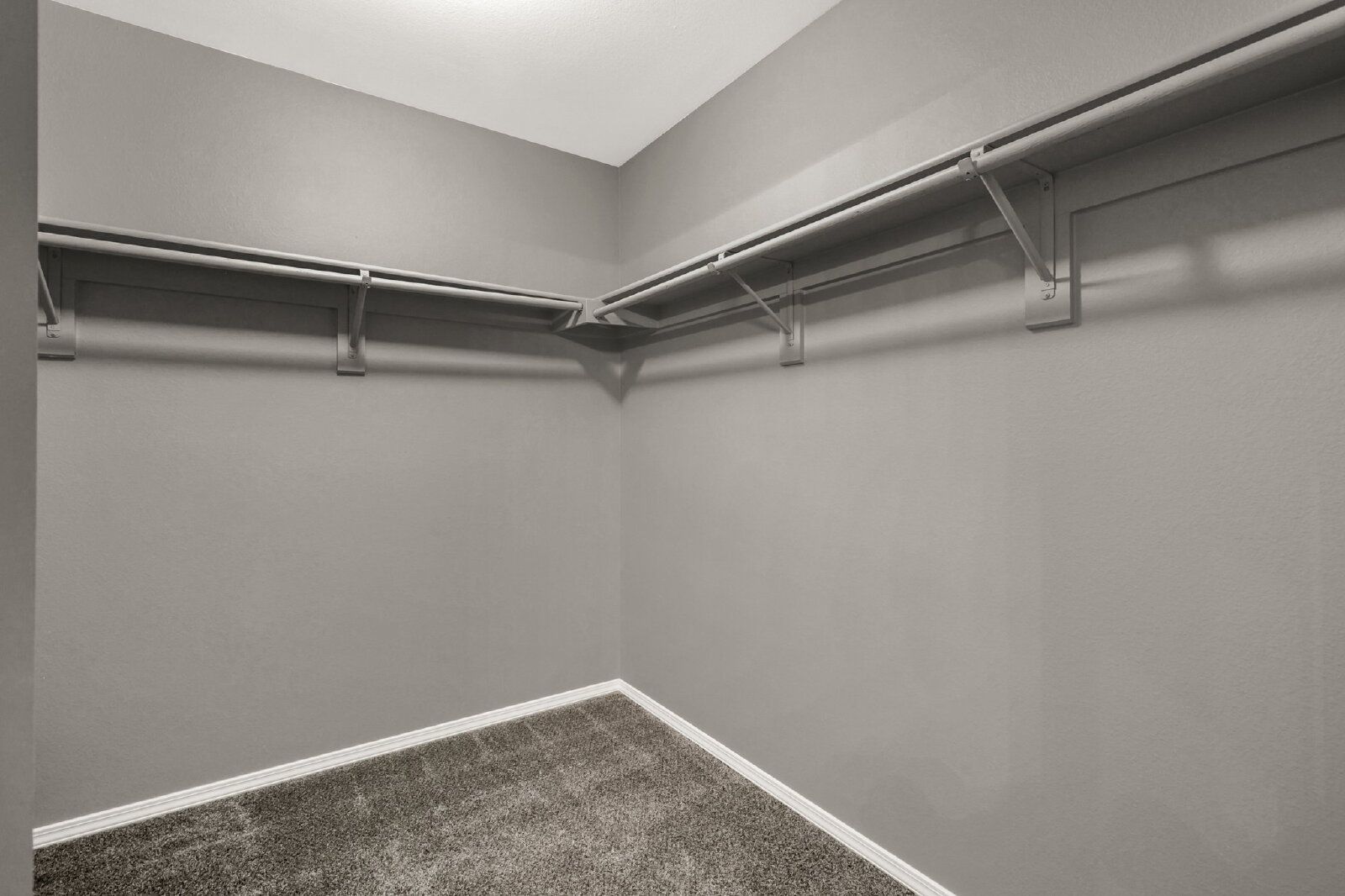 Spacious 3-Bedroom Home in the Fairfax Neighborhood with 2-Car Garage and Stainless Steel Appliances property image