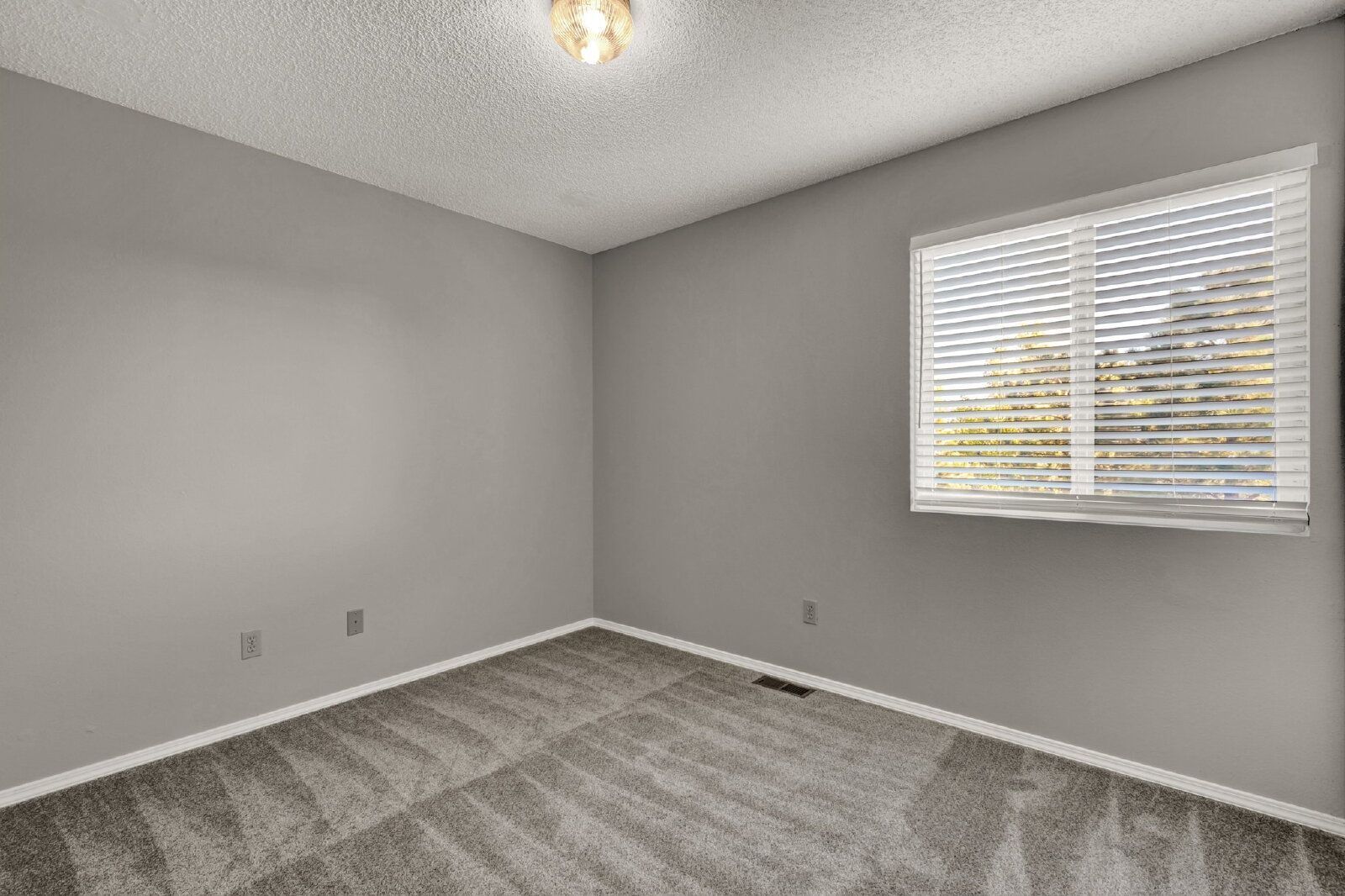 Spacious 3-Bedroom Home in the Fairfax Neighborhood with 2-Car Garage and Stainless Steel Appliances property image
