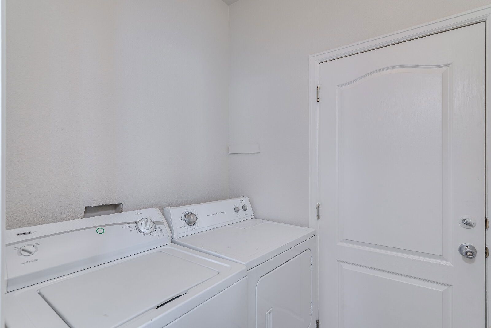 Available December 1st – Holiday Move-In Special! // 965 Evening Star Court | Available Now | 1,309 Sq Ft | 3 Bed | 2.5 Bath | 2-Car Garage property image