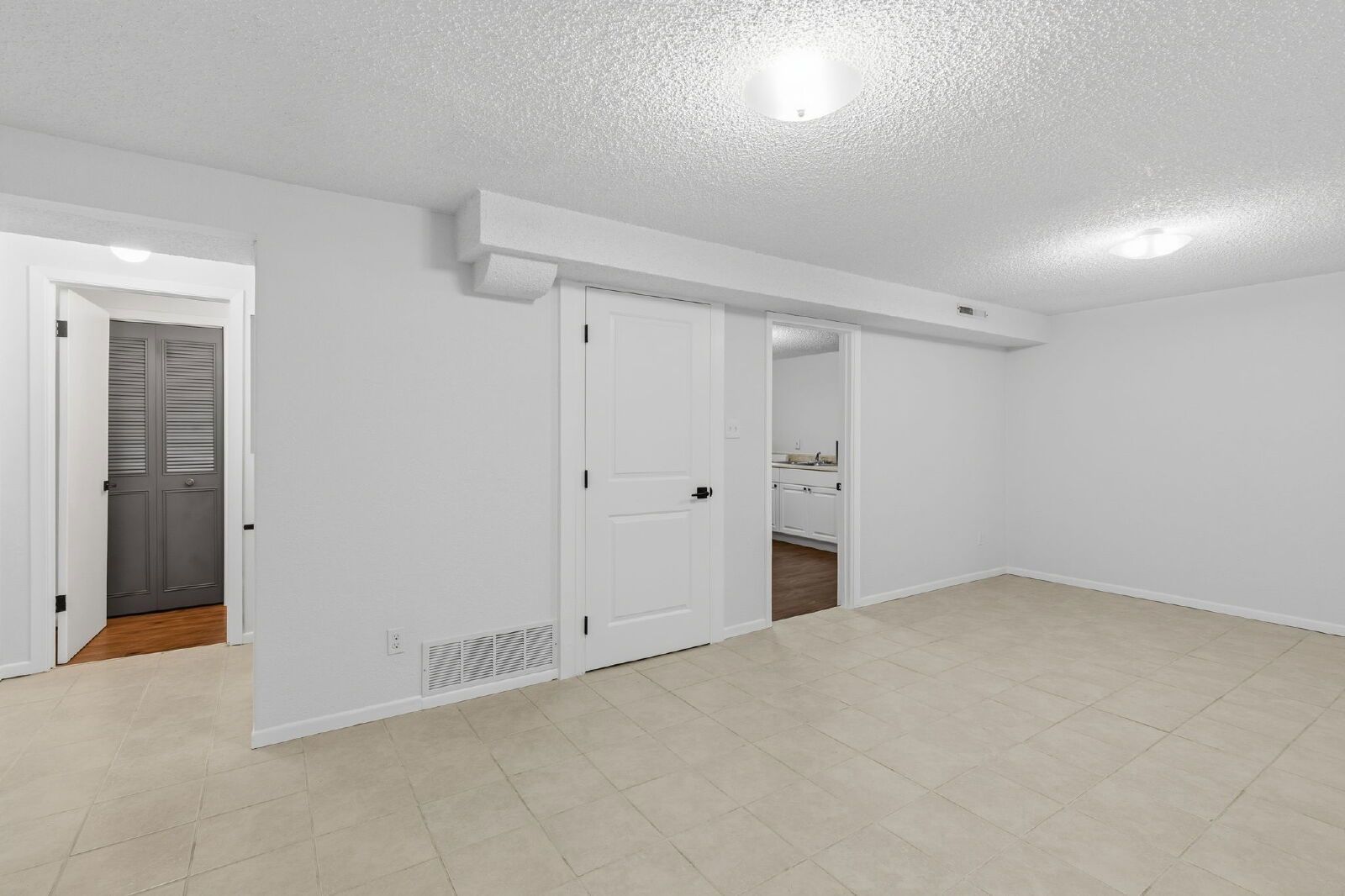 Charming Basement Apartment with Modern Finishes and Flat-Rate Utilities property image