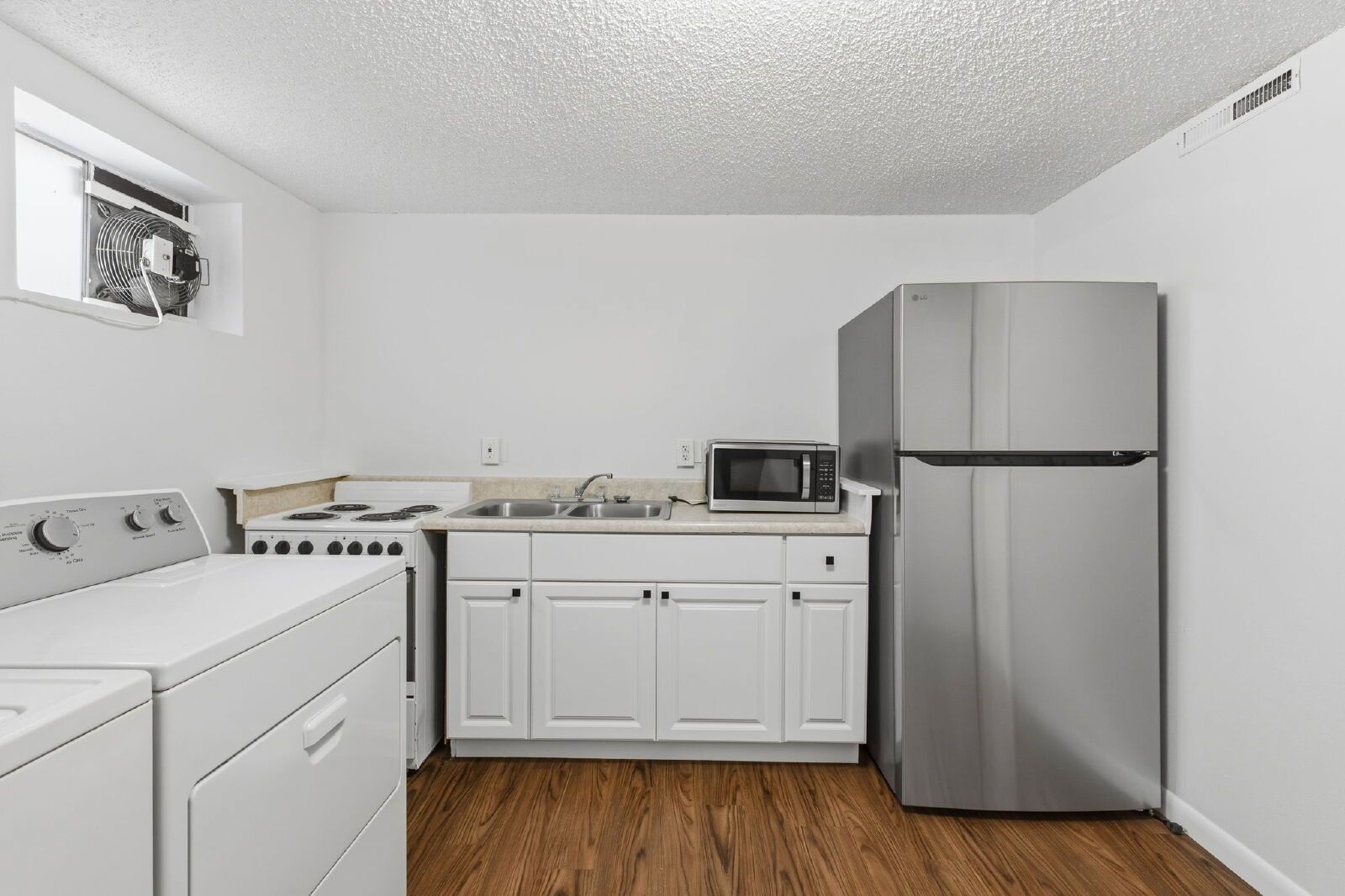 Charming Basement Apartment with Modern Finishes and Flat-Rate Utilities property image