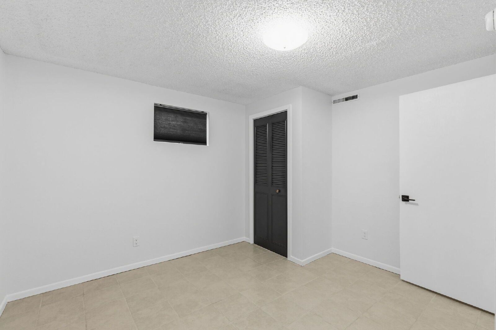 Charming Basement Apartment with Modern Finishes and Flat-Rate Utilities property image