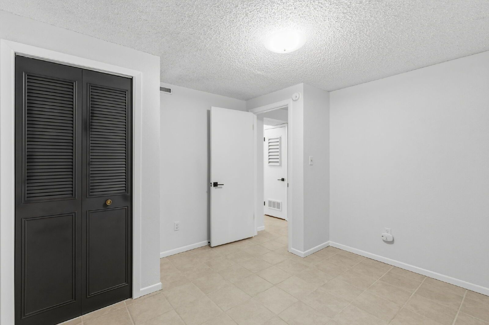 Charming Basement Apartment with Modern Finishes and Flat-Rate Utilities property image