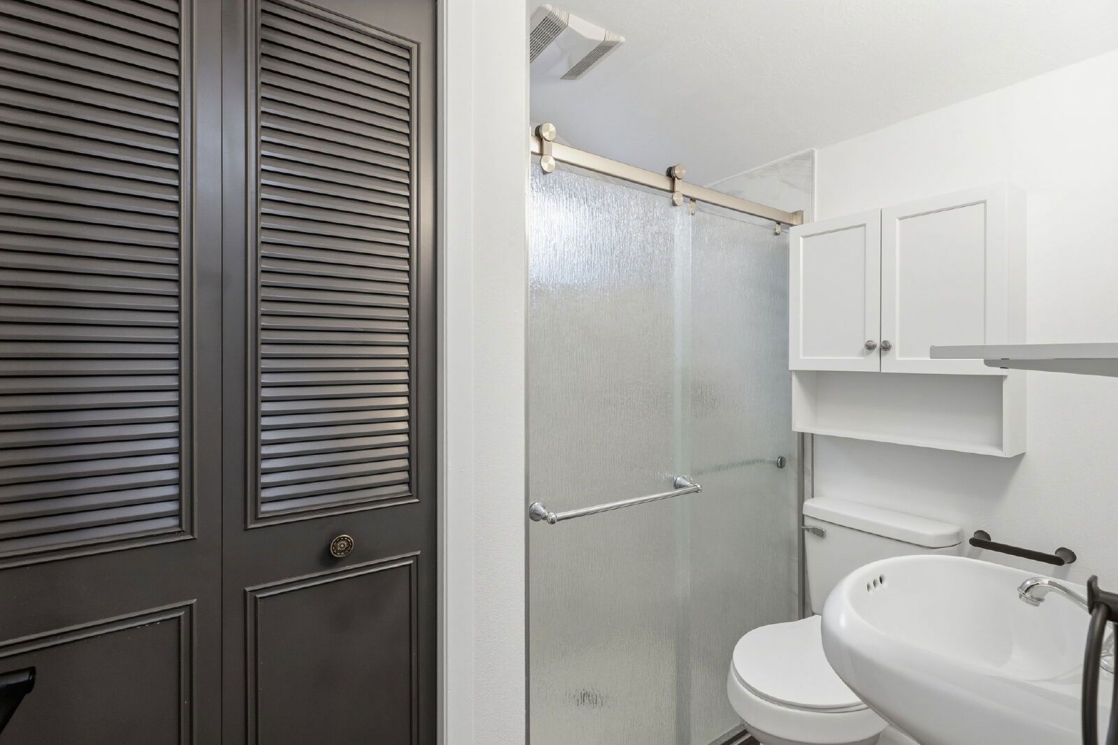 Charming Basement Apartment with Modern Finishes and Flat-Rate Utilities property image